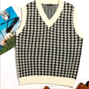 COPY - V neck houndstooth pattern sweater vest
